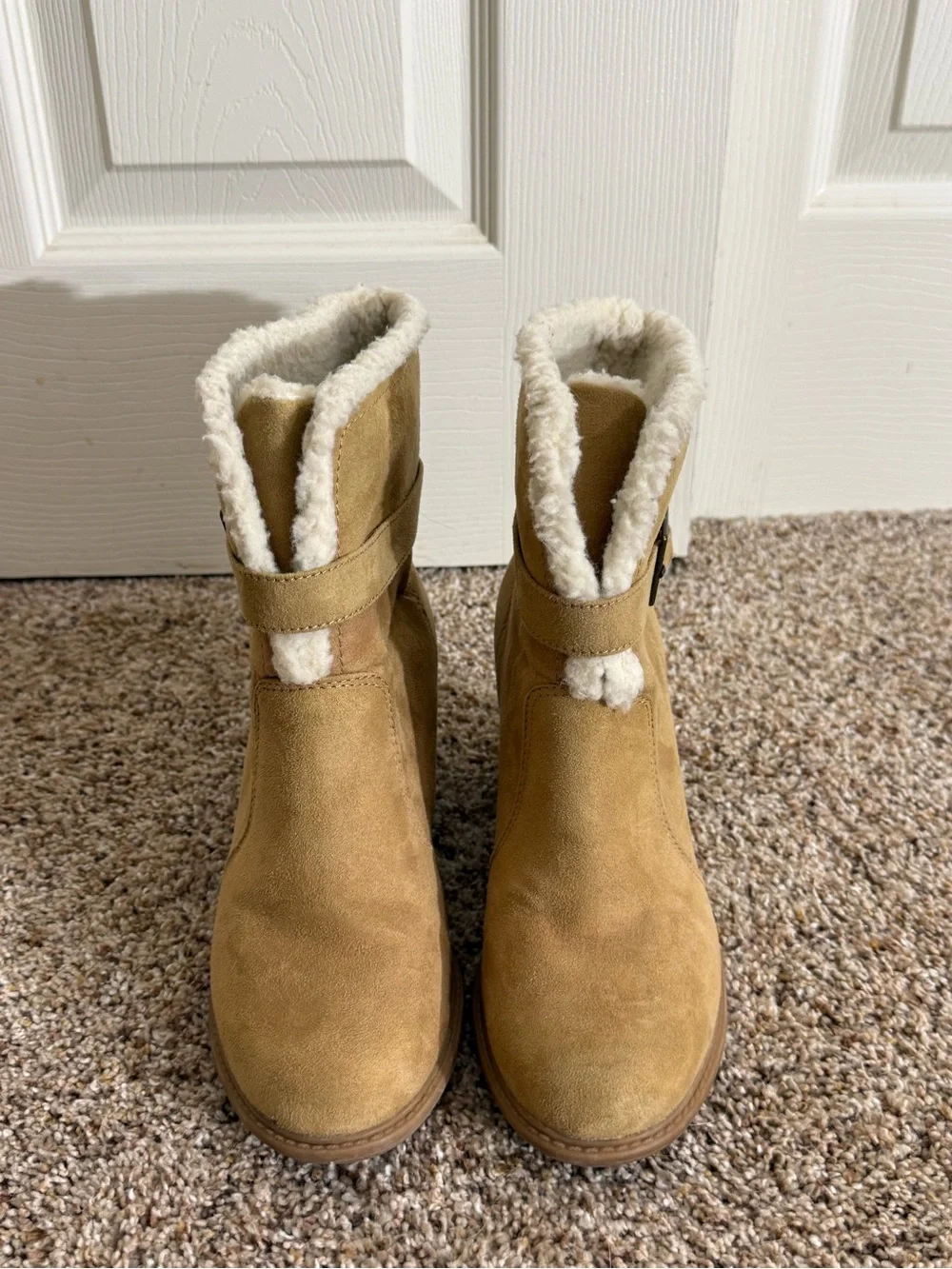 American Eagle Women’s Size 7 Tan Faux Suede Sherpa Lined Buckle Ankle Boots